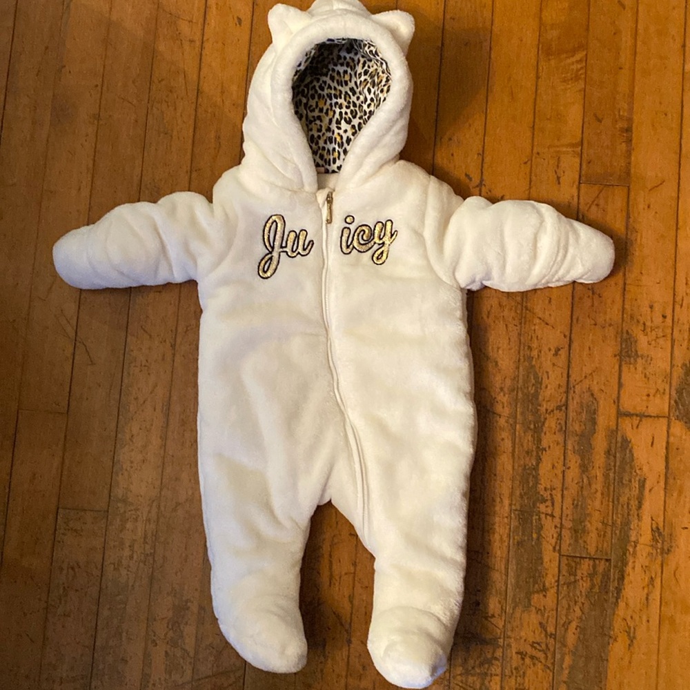 Juicy Couture , size 0 to 3 months, creamy white